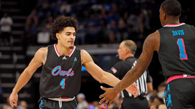 Florida Atlantic Owls guard Bryan Greenlee (4) reacts with guard Johnell Davis (1) during the second half against the Memphis Tigers at FedExForum in Memphis, Tenn., on Feb. 25, 2024.